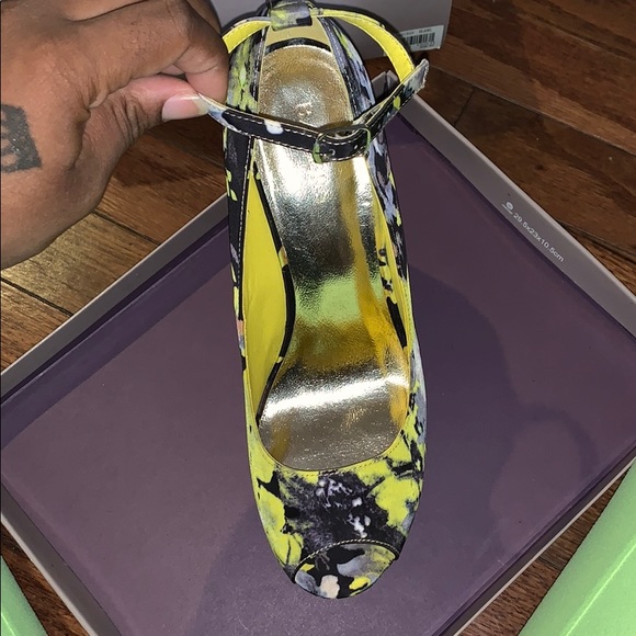 Open Toe Wedges w/ Strap 9M - Picture 3 of 4